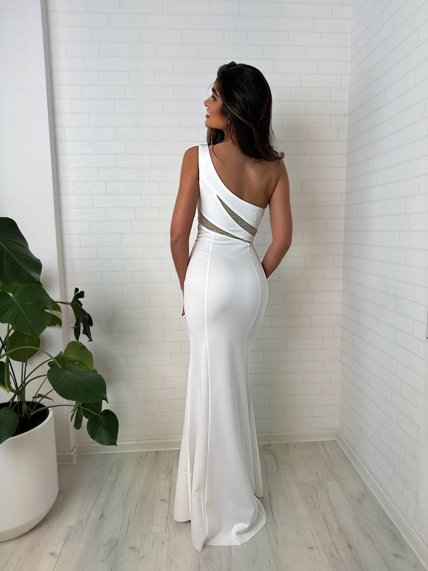 Abella - Sukienka elegancka długa na jedno ramię biała Flitrové šaty